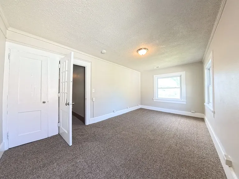 3303 University Ave — Photo 15