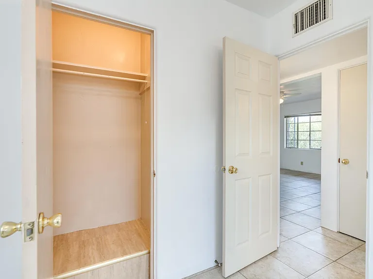 1120 E Waverly St — Photo 27