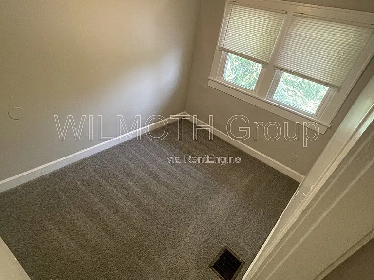4212 E Washington St — Photo 16