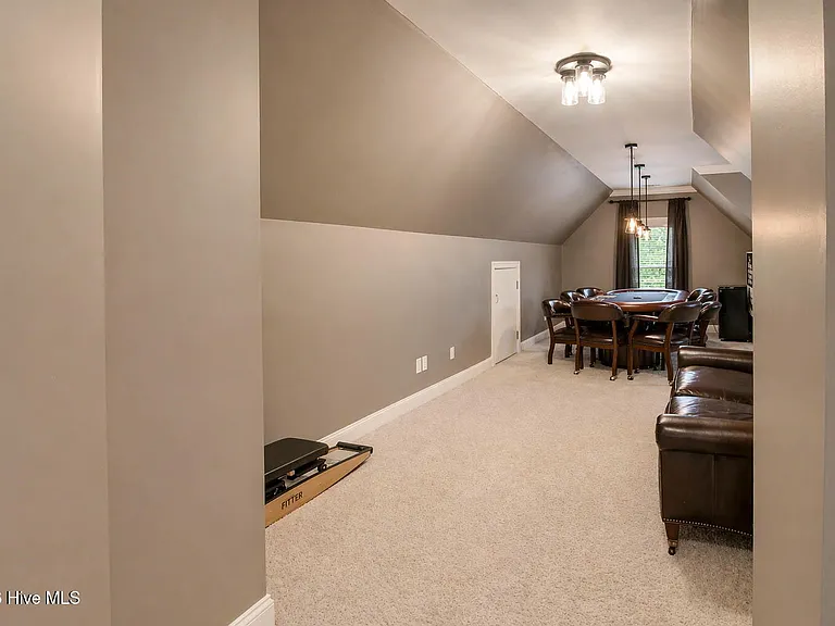 305 Holly Ln — Photo 43