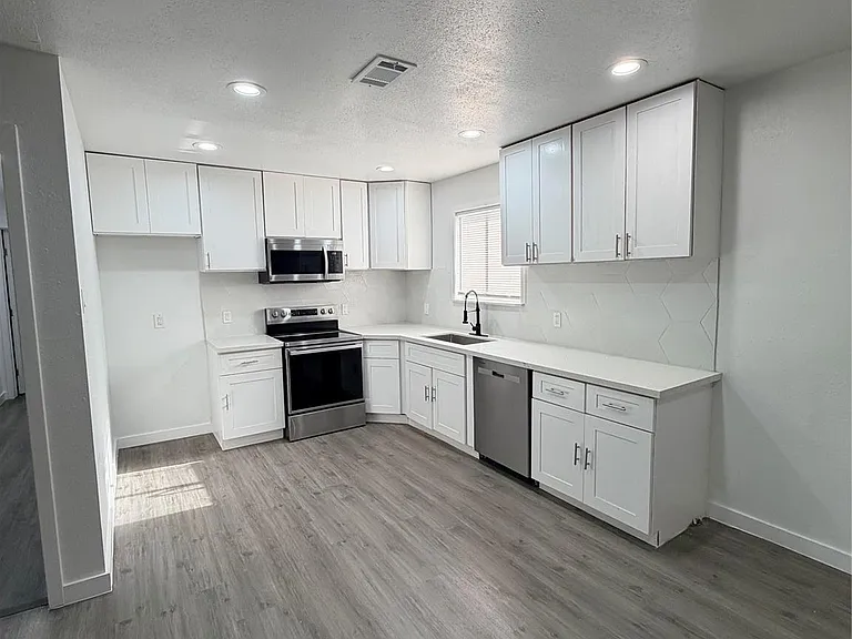 2426 Dupont St — Photo 4