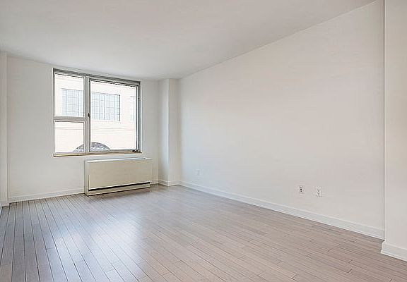 4th image of 250 Bedford Ave #157303