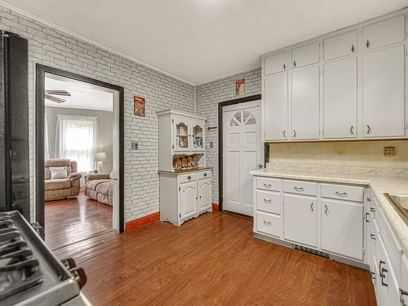 3rd image of 1807 E Lincolnway