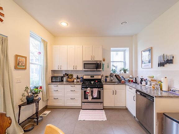 3rd image of 935 Summit Ave #1