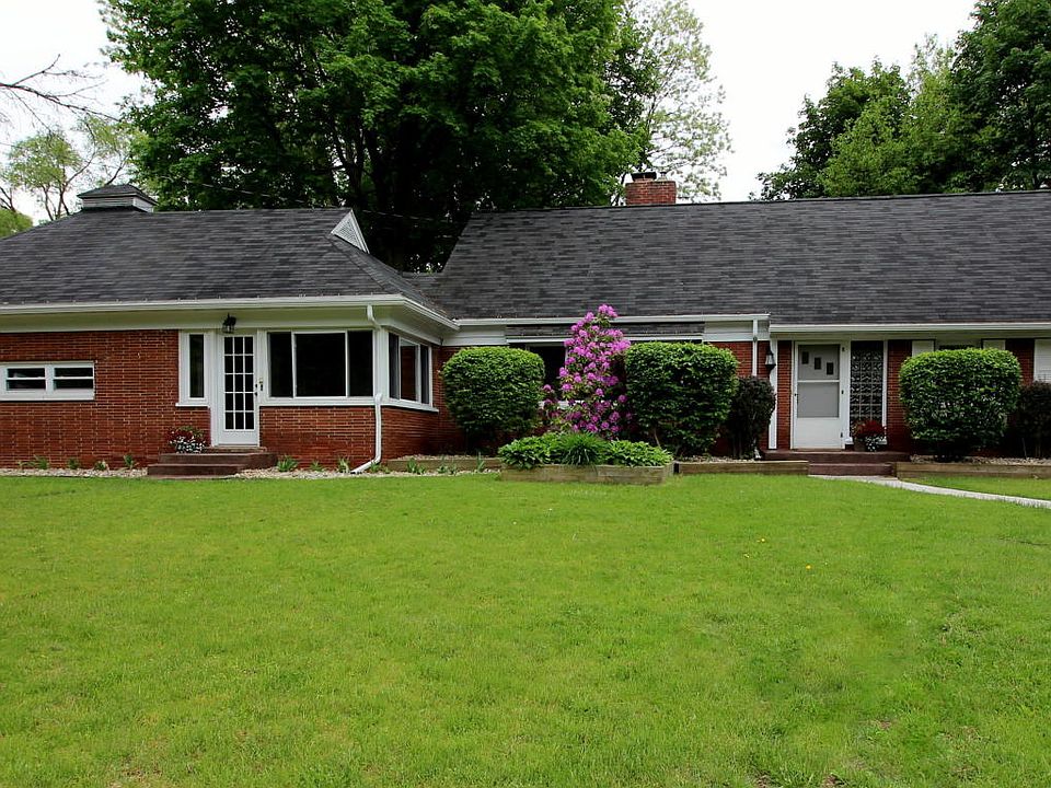 1st image of 4 Clinton Dr E