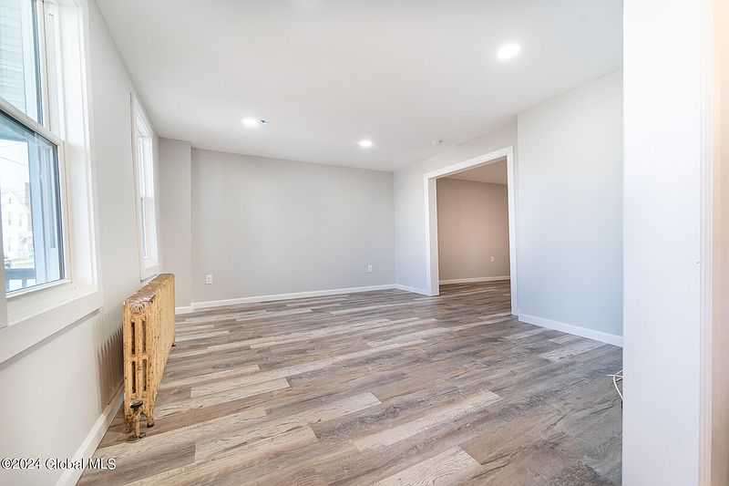 4th image of 822 2nd Street