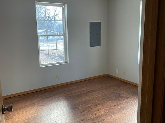 4th image of 601 N Fulbright Ave