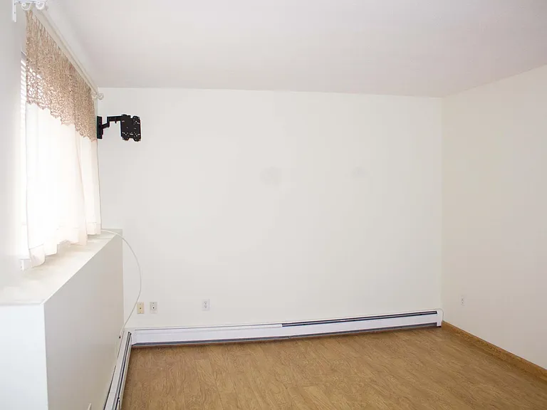 53 Whitman Ave — Photo 3