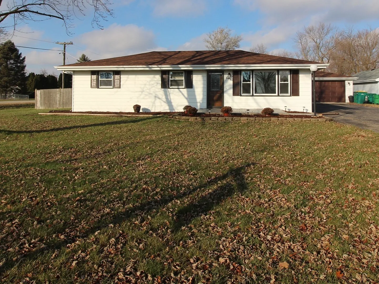 690 W Eureka St photo 1