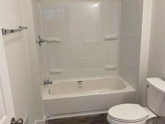 3rd image of 381 John St