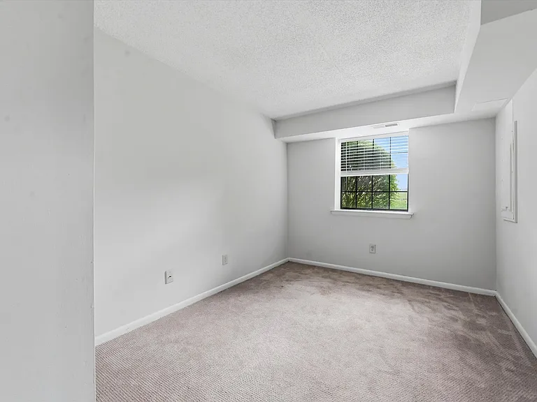 2402 Pond View Dr — Photo 12