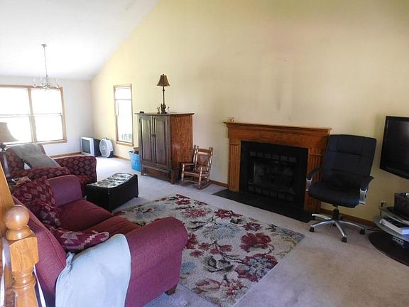 4th image of 495 Hillview St
