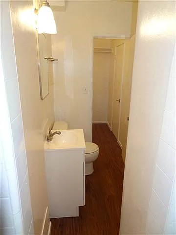 Moana Vista Studio Bathroom Hallway