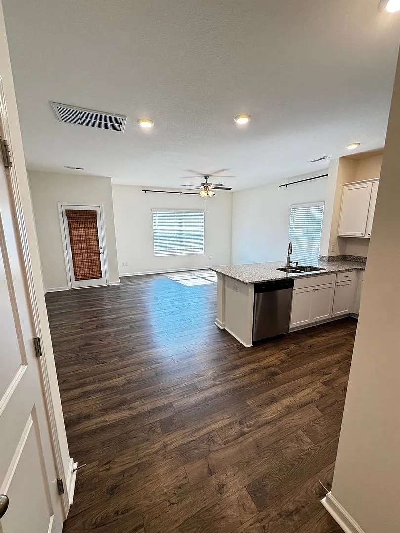 Like New Townhome in Prime Location — Photo 4