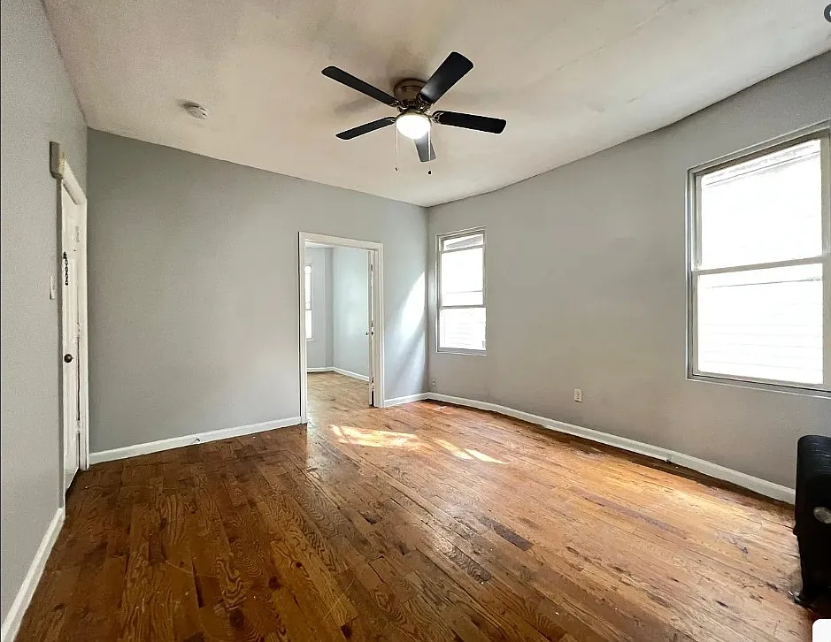 3 bed, 1000 sqft, $2,200 — Photo 3