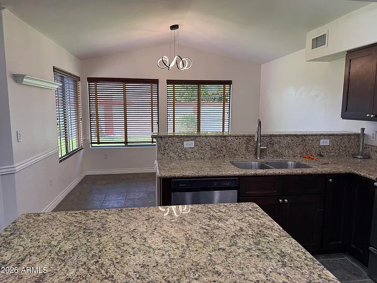 518 W Scott Ave — Photo 6