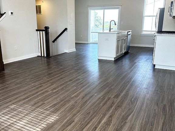 3rd image of 737 Peony Ln
