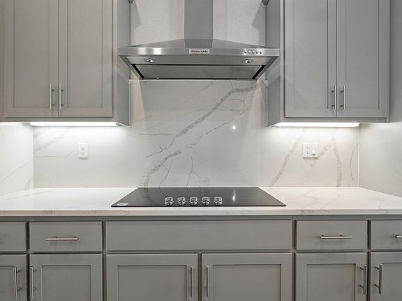 Kitchen with full splash