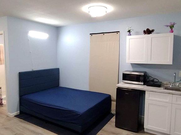 3rd image of 2711 S La Salle Ave