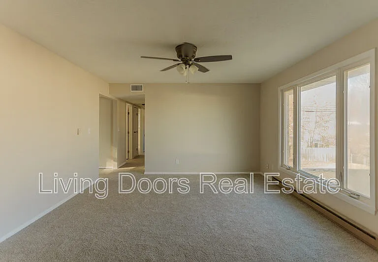 402 W Eldora Ave #D — Photo 7