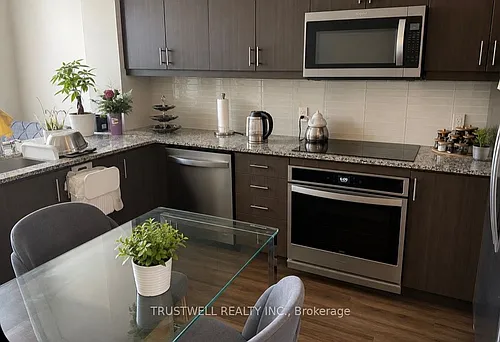 9618 Yonge St Photo 1