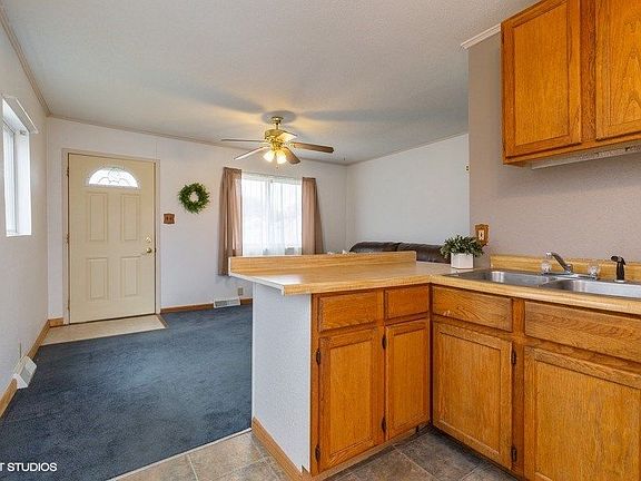 4th image of 325 Elaine Dr