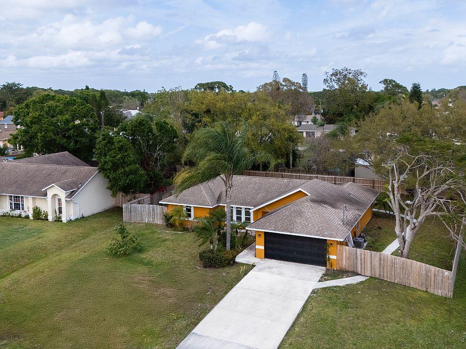 1st image of 353 NW Ferris Dr