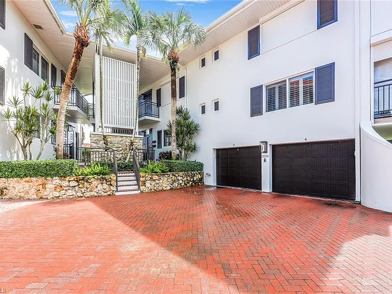 2216 Gulf Shore Blvd N #R3 — Photo 1