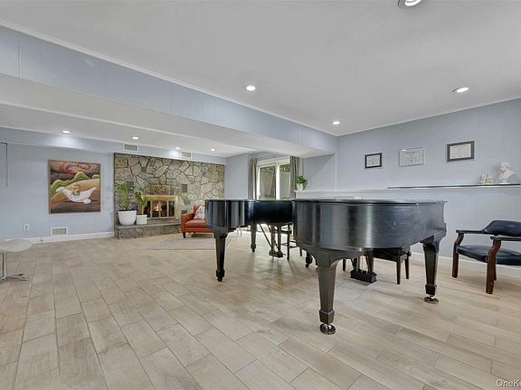 3rd image of 14 Russell Place