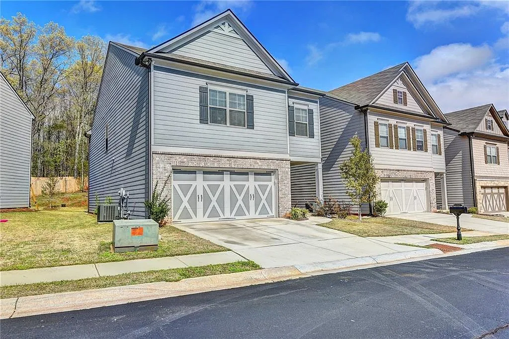 4 bed, 2.5 bath, $2,350 — Photo 1