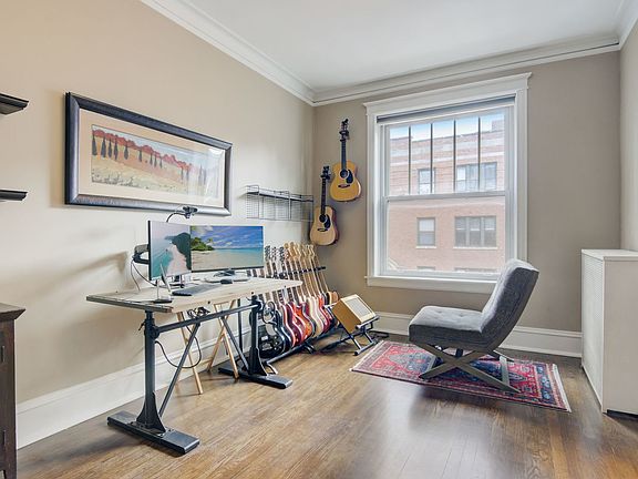 4th image of 3168 N Pine Grove Ave #2