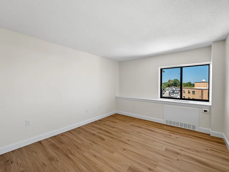 300 Lynn Shore Dr #911 — Photo 12