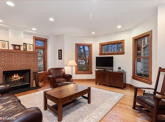 3rd image of 728 N Grove Ave