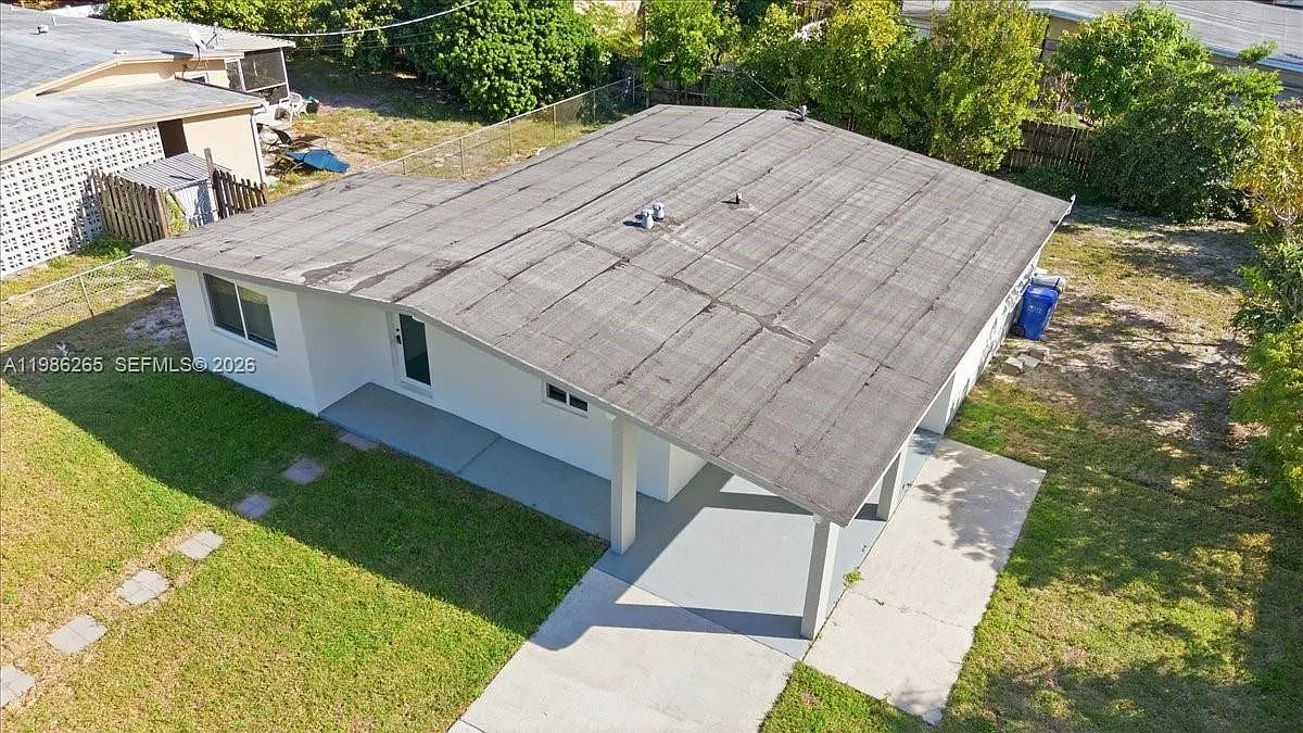 Building Photo - 1400 NE 43rd Ct
