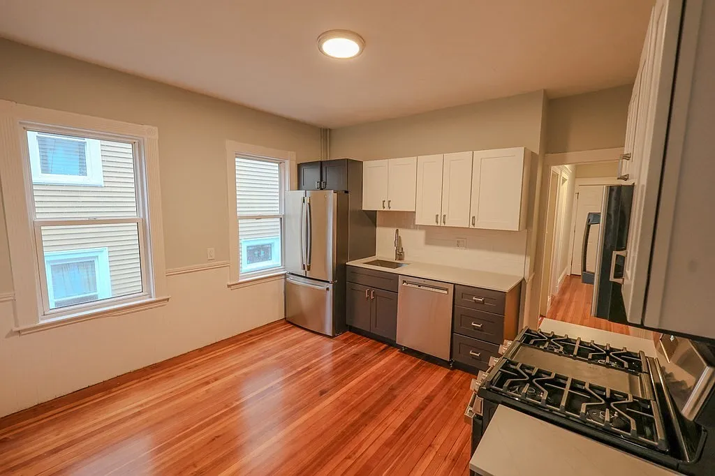 3 bed, 1.0 bath, 1100 sqft, $3,300 — Photo 2