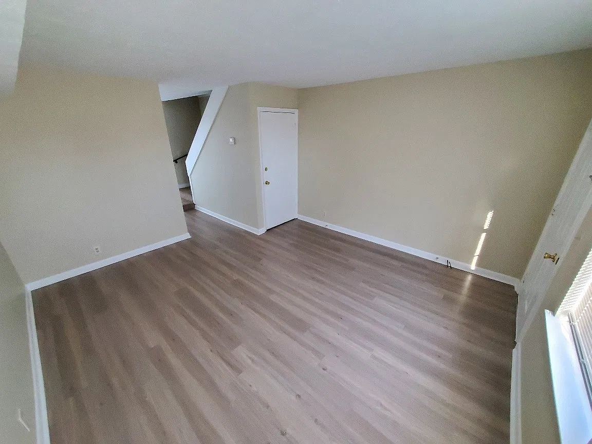 2 bed, 1.5 bath, 884 sqft, $1,395 — Photo 3