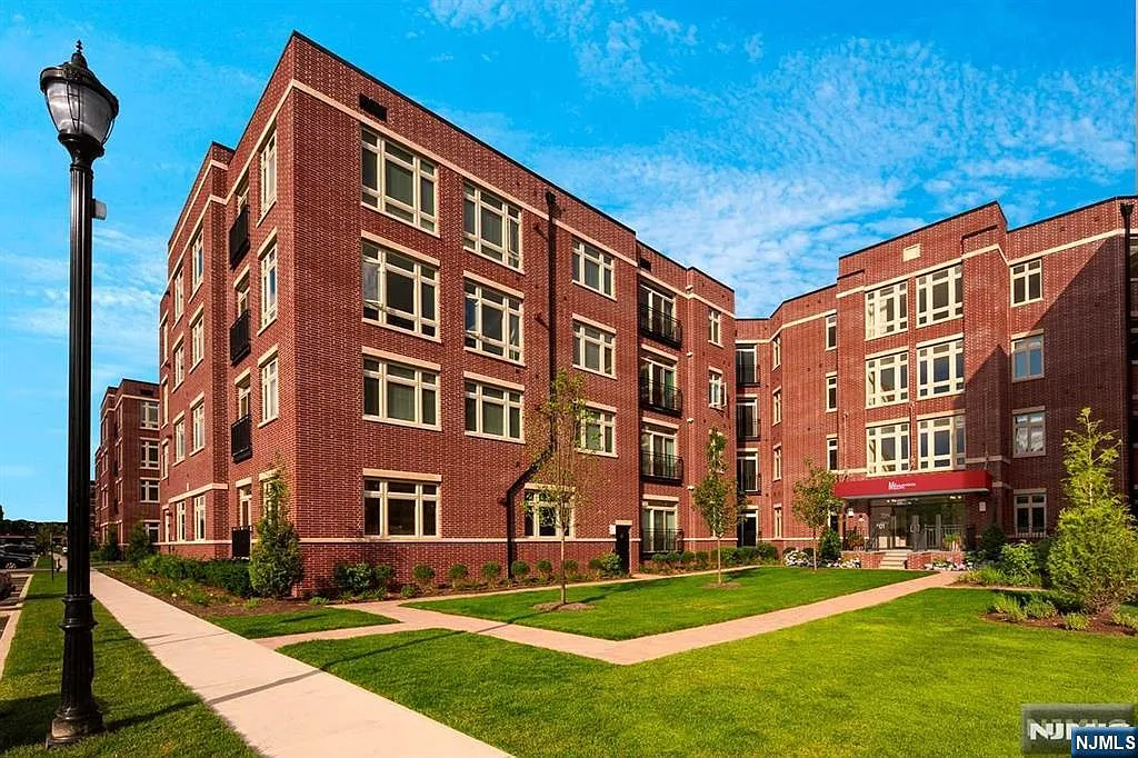 3323 Riverview Ave photo 1