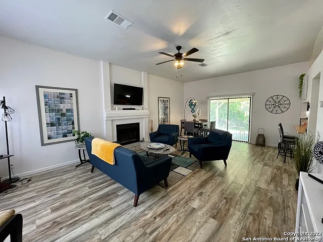 3 bed, 2.5 bath, 1456 sqft, $1,885 — Photo 4