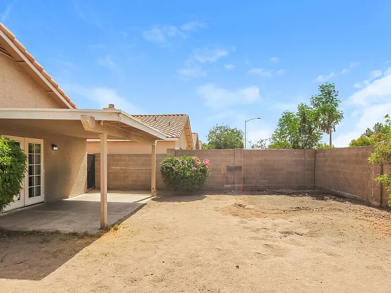 8015 W Laurel Ln — Photo 17