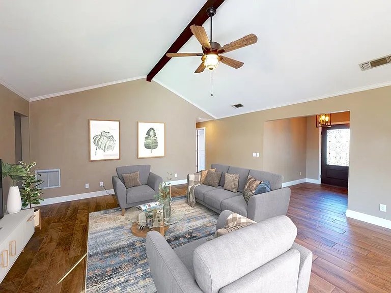 204 Monaco Dr — Photo 1
