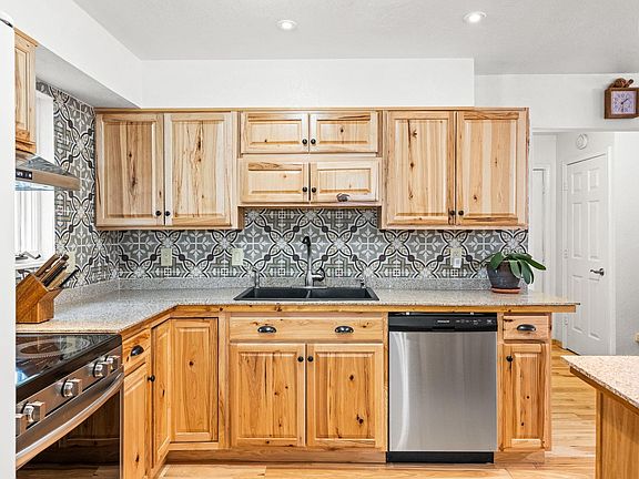 4th image of 1083 Trianon Dr