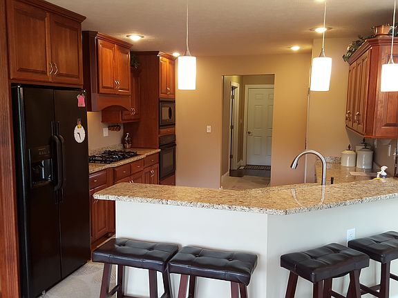 Spacious Kitchen Bar