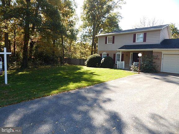 2nd image of 1911 Maplewood Cir