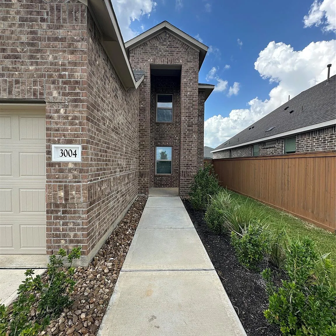 4 bed, 2.5 bath, 1834 sqft, $2,100 — Photo 2