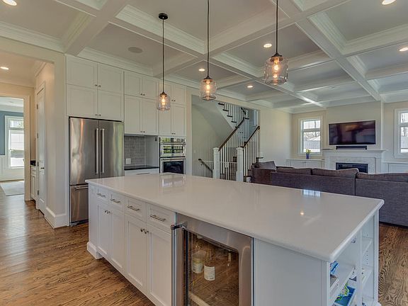 Spacious Island w Quartz 