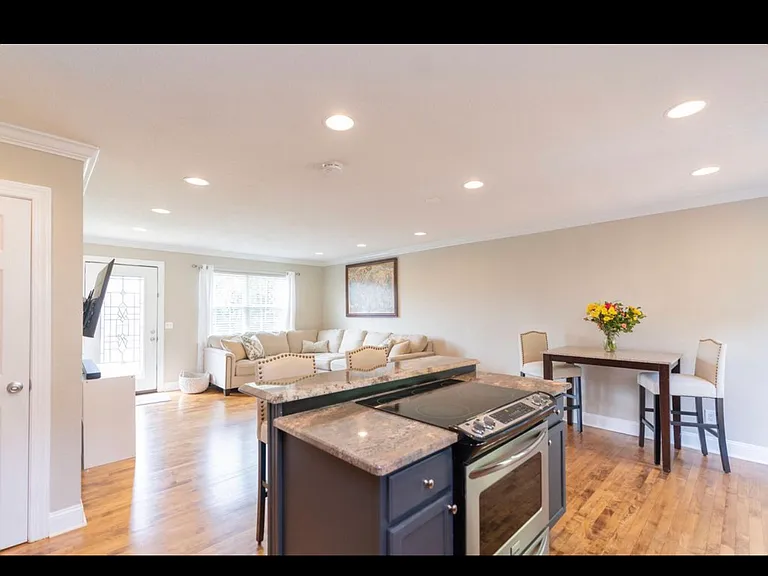 911 Crest Dr — Photo 4