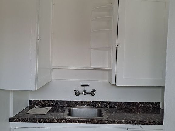 2nd image of 2711-21 Lincoln Ave #2715