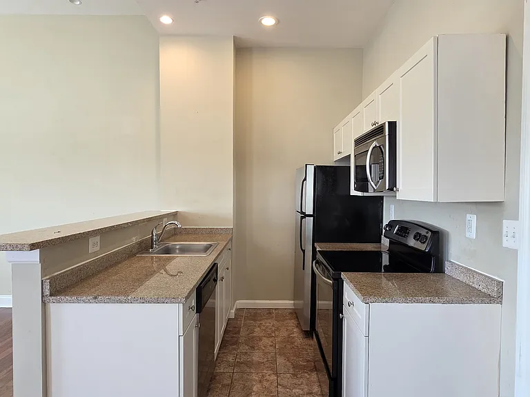 314-22 Walnut St #503 — Photo 8