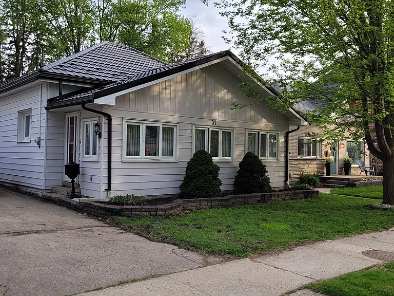 31 Railway Ave — Photo 1