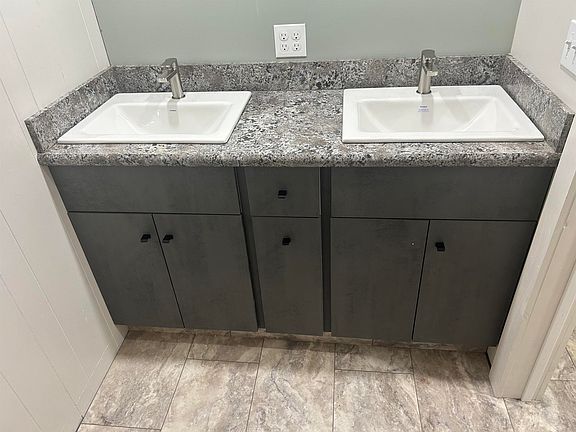 4th image of 404 Dawson St